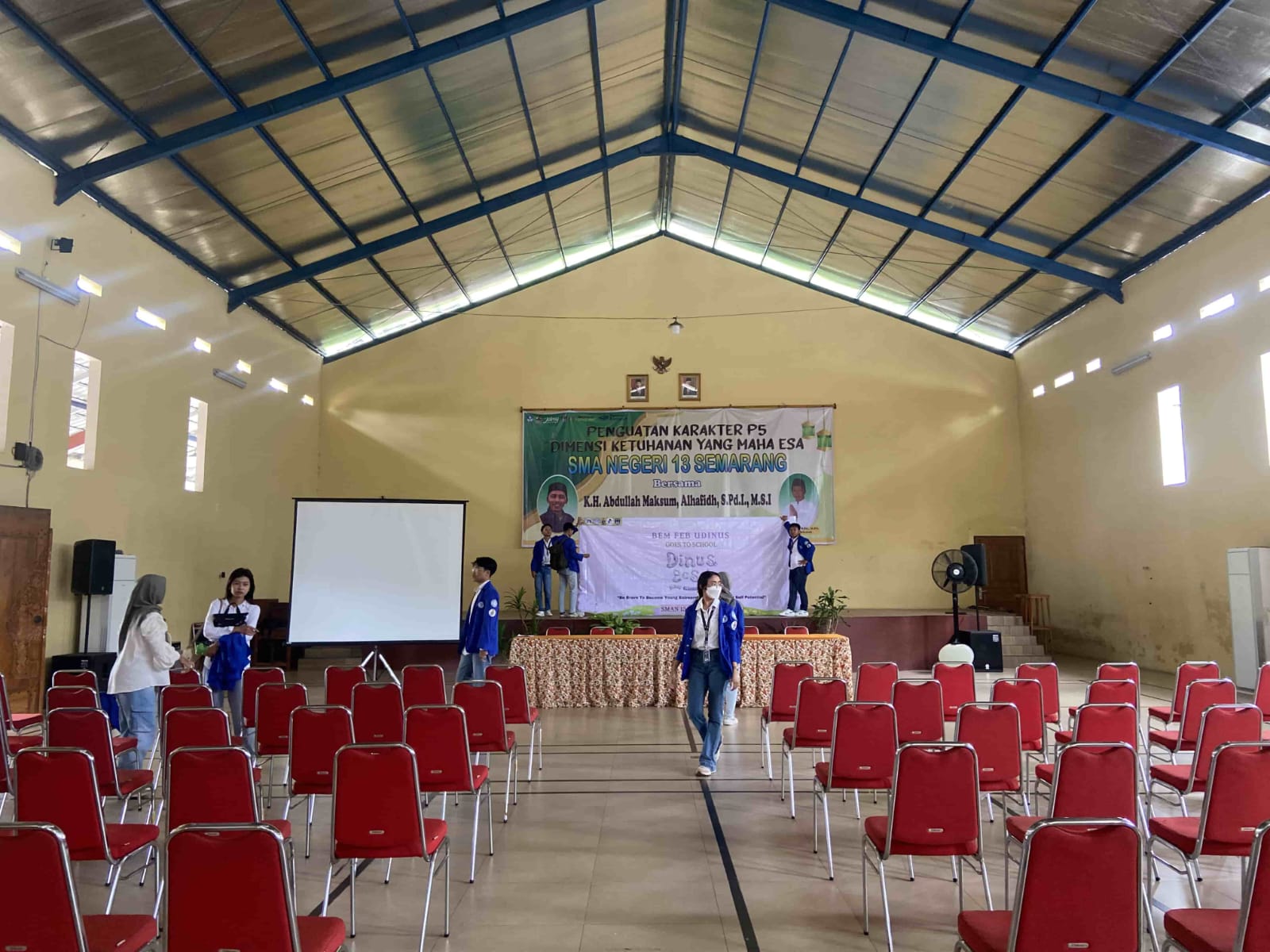 Persiapan Acara di Aula SMA Negeri 13 Semarang 